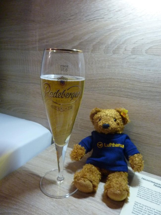 熱々のお風呂に入ったらやはり一杯頂いちゃうでしょう！<br />ドイツに来たことをかみ締めます。<br />ラドラー好きなので軽くラドラーを。<br />横のクマはルフトハンザの機内で購入。<br />ルフトハンザ仕様シュタイフ！円高の今、結構お買い得感あります。2900円。<br />こんなに可愛くて！2900円！お持ち帰るでしょう。にやにや。<br /><br />