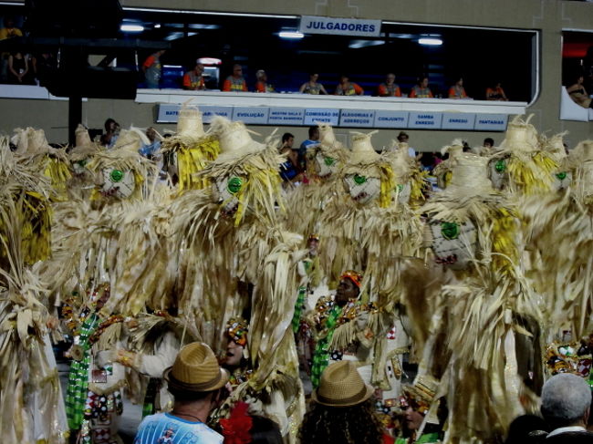 案山子の大群。うまいチームは歩く人たちもちゃんとステップ踏んで、リズミカルに進んでいきますが、ただ歩いている風なチームもありました。