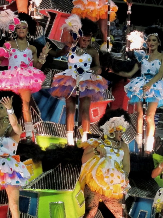 チームには多数の作曲家がいて、その年のテーマにあった新曲を作り、さらにコンテストがあって一曲が決まります。年末に各チームの曲を集めたCDが発売され、ヒット曲になればカーニバルの審査にも有利に。まわりの人がけっこう一緒に歌っているのは、こういうわけか・・と思いました。