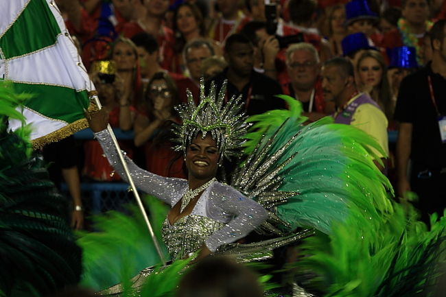 Mocidadeのポルタ・バンディラ。1チームに3組の旗を持って踊る男女がいると書きましたが、たぶん、先頭の1組は審査の対象になっています。