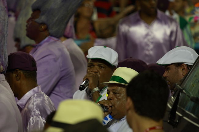 だいたい真ん中あたりに、チーム名の車があり、車に乗っているか、あるいはその周りを歩いているのがシンガー、その前後は200人くらいはいる大パーカッション部隊が続きます。この打楽器チームも審査の対象です。