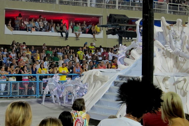 よく見えないかと思いますが、これは Porto da Pedraの一番先頭です。どのチームも一番先頭は、シルク・ドゥ・ソレイユを彷彿させるような見事なパフォーマンス合戦です。テーマを端的に表すパフォーマンスでもあるようで、重要な役目です。