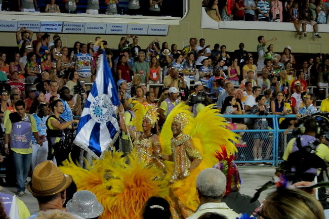 チーム名の車の写真がなかったのですが、この青と白の旗は「Beija-Flor」、昨年の優勝チームです。時間は2時半過ぎてきました。