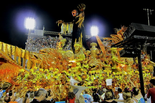 さすが去年の優勝チーム。フロートの迫力、衣装やメイクの斬新さが違います。テーマは　Sao Luis, the enchanted poem of Maranhao (サオ・ルイス、マランハオの魅惑の詩）・・・固有名詞がわからなくて意味不明です。素晴らしいと思ったのですが今年は4位。