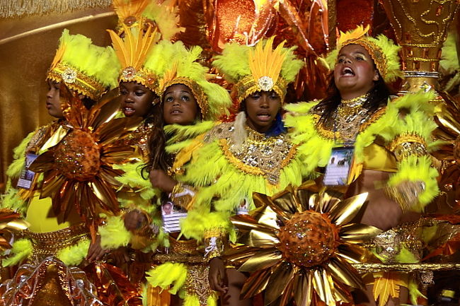 ですがこのチームのストーリーはわかりやすくて、まずはアフリカの大地。