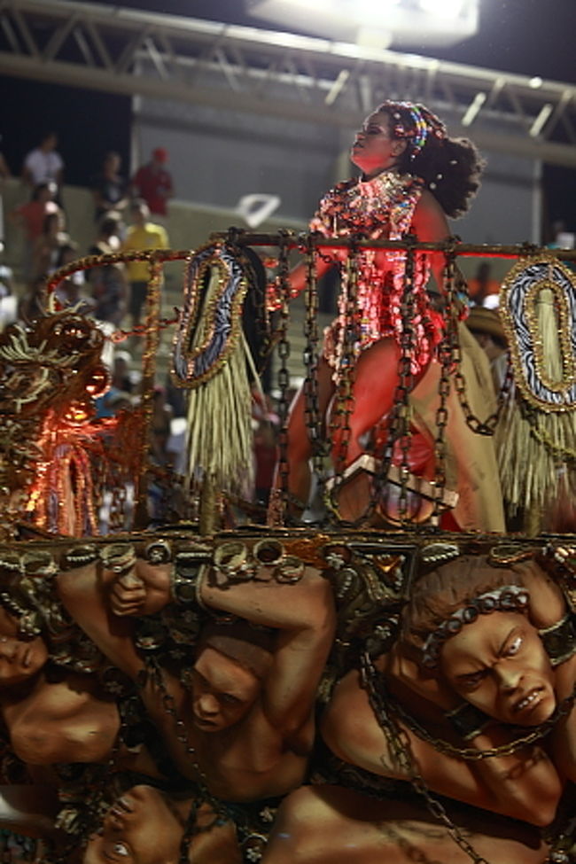 そして奴隷船。カーニバルはアフリカから連れてこられた黒人奴隷が、復活祭前のこの季節にプランテーションの主人に許されて、数日間自由を許された、それに端を発しているそうです。リオやサルバドーレは奴隷が連れてこられた港。サルバドーレのあるバイア地方で生まれた黒人音楽がサンバのルーツで、サルバドーレでもこの時期大きなカーニバルが開催されます。