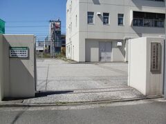 東神奈川-横浜駅



東神奈川電車区（ひがしかながわ でんしゃく）
京濱線電化たる大正３年（１９１４年）１２月開設の電車区。
関東大震災発生時に該車庫内で点検整備中だったサロハ６１９６が脱線転覆した他、櫻木町駅で４輌編成２本計８輌が焼失被害が発生した。
鐵道省初のドアエンジン装備車両運用は当時の東神奈川電車庫配置車輌に三菱電機、及び、大阪発動機（現 ダイハツ）製品を取付け試験運用。
デハ６３２０９＋サハ３３６８１＋サロ４３１００＋サハ３３６８２＋デハ６３２１０
大正１５年（１９２６年）９月２８日使用開始。
電車庫が電車区に組織名変更されたのは、昭和１１年（１９３６年）９月１日。
昭和２０年（１９４５年）５月２９日の横浜大空襲に拠り留置中電車１４両と共に全焼全滅。
該空襲罹災車輌は、
クハニ２８型（木造１６ｍ旅客郵便３扉車輌）
００１、００２
モハ３０型（半鋼製１７ｍ３扉片運電動車）
１７５
モハ３１型（半鋼製１７ｍ３扉片運電動車）
０４４、０６２
モハ３４型（半鋼製１７ｍ３扉両運電動車）
００９
サハ３６型（半鋼製１７ｍ３扉付随車）
０２４、０２８
モハ４１型（半鋼製２０ｍ３扉片運電動車）
０４８
サハ５７型（半鋼製２０ｍ３扉付随車）
０５０
モハ６０型（半鋼製２０ｍ３扉片運電動車）
０４４
クハ６５型（半鋼製１６ｍ３扉片運付随車）
０２７、０９７
サハ７５型（半鋼製１６ｍ３扉付随車）
００２
昭和５６年（１９８１年）６月１日附で該区配置車両は転出し、現在は車両無配置の乗務員専用区。