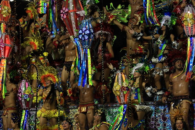 ファヴェーラの盗電は有名だそうで、かってに電線引いて電気使っているそうです。私のリオの旅行記の一番最初の写真、海の向こうの丘にこうこうと光っているのはファヴェーラの家並みだと思うのですが（笑）