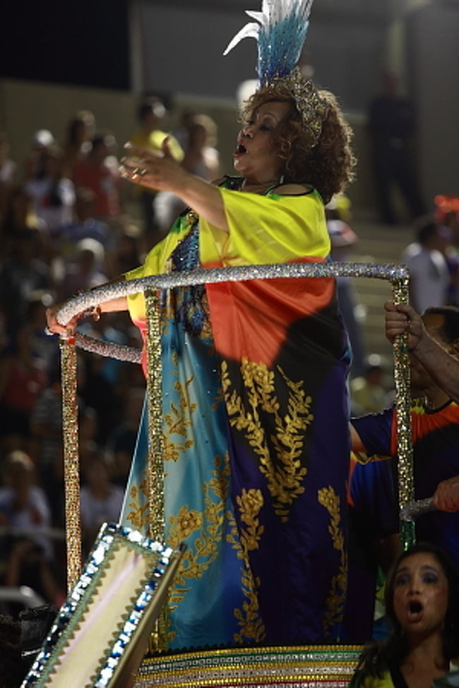 とにかく、チームの人々は、今年のカーニバルが終わると、すぐに来年のカーニバルに取り掛かるとか。働いたお金はすべてカーニバルにかけている、そういう人たちでいっぱいだそうで、友達から「働いて貯金して年金のこと考えてる日本人と、根本的に価値観違うよ〜」と言われました。この熱狂ぶり、カーニバル期間中の死傷者の話がでますが、わからなくもない。人生捧げているのですから。