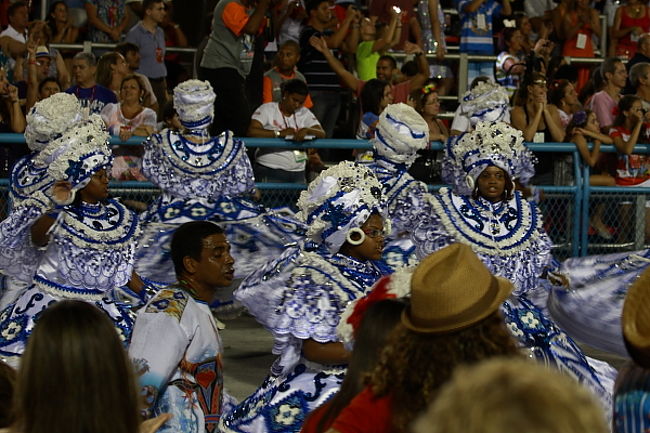 どのチームにもこの丸くてポワっとしたスカートの衣装でクルクルまわる女性ダンサーの一団がいるのですが、先に書いたバイア地方の衣装だとのこと。彼女たちはバイアーナと呼ばれて、この衣装とダンスも一つのお約束。