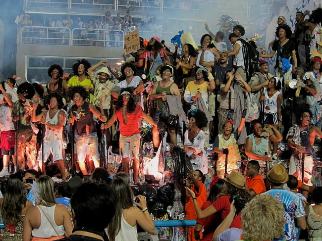 そしてパワー漲る現在のファヴェーラの人々のフロートではないかな・・っと。