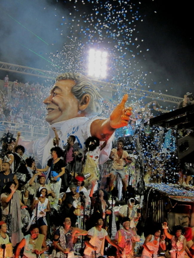 Beija-Florが行き過ぎる頃には4時になってきました。そろそろ空席も出てきました。眠そうな人もいますが、まだまだ踊り狂う観客もたくさん。