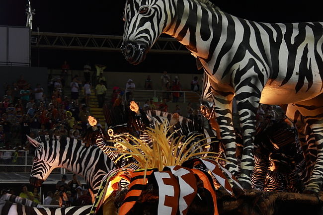 テーマは You samba there and I'll samba here: the free song of Angola (あなたも私もサンバ！アンゴラの自由な音楽で）<br />今までもアフリカの動物のフロートはたくさん出てきましたが、Vila Isabelのは一番かっこよかったです。