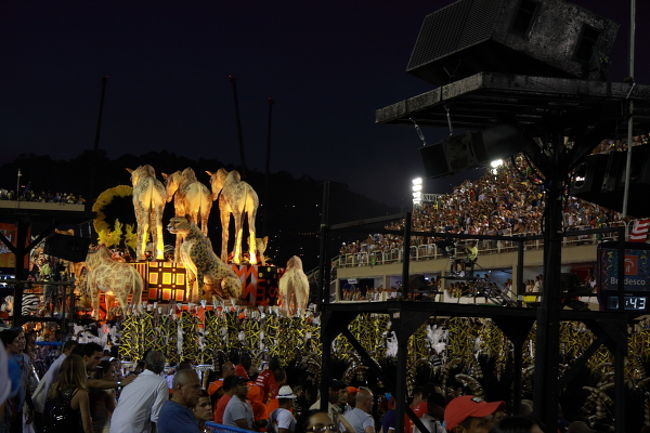 そろそろ4時半過ぎ。空はまだ濃紺ですが、少しずつ夜明けを感じはじめる時間帯です。