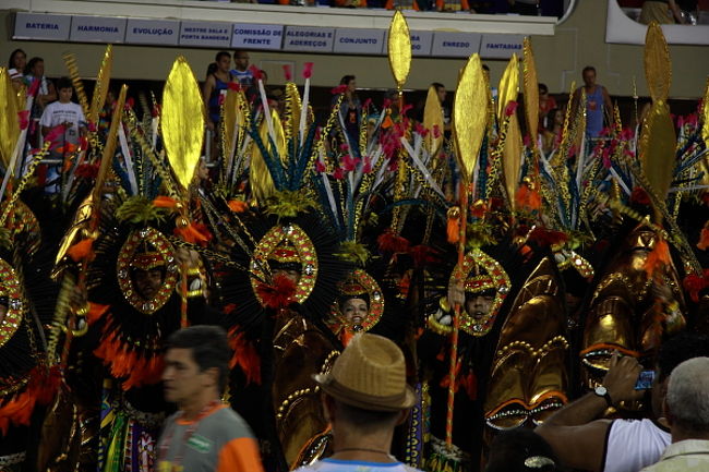 さて、今年の1位はTijuca、2位はSalgueiroで、どちらも翌日登場のチームでした。上位チームは次の土曜日にお披露目パレードを行いますが、気合が違うので、だれちゃうのだそうです。