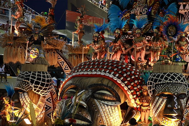 リオの皆さんは、もちろん、テレビのライブ中継で、カーニバルを見ることができます。<br />私もデジカメでムービーで録画してみましたが、あとで見たら、とても臨場感があって良かったです。カーニバルはビデオ撮影がお薦め！<br />でもきっと今年のカーニバルDVDが存在する筈。探してゲットしなければ。