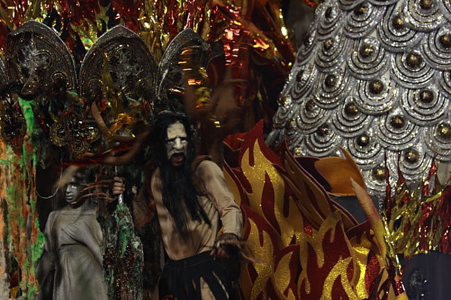 ファヴェーラに最初のエスコーラが誕生したのは1928年。配られたガイドブックを見ると、リオのカーニバルの最初の優勝は1932年「Mangueira」となっているので、現在のエスコーラがすべてファヴェーラの人々ではないとは思いますが、奴隷解放、ファヴェーラの歴史に根ざしたカーニバルであることは間違いありません。