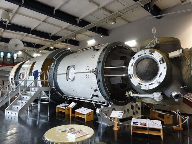 じゃーん！ミールです。なんでもバックアップ用として生産したもので、1号機が何かあった場合、コレが宇宙に行く事になる正真正銘のホンモノです。<br /><br />ソ連からロシアになるときのアレやコレで、入手できたのかなーなんて想像してしまいます。