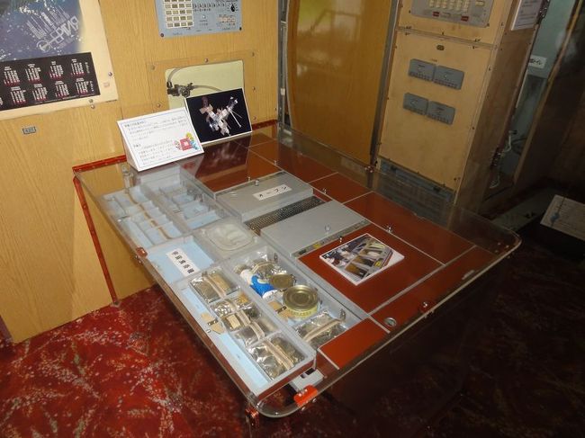 内部も入れます！これは多目的テーブルで、食卓にもなります。