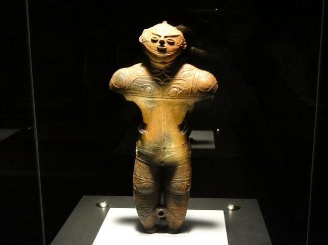 北海道唯一の国宝「中空土偶」があるのはなんと、道の駅「南かやべ 縄文遺跡の里」（正確には同じ敷地にあるほぼ中空土偶専用博物館函館市縄文文化交流センター内）。<br /><br />なお、高さが40cmくらいで中空土偶としては国内最大級らしい。