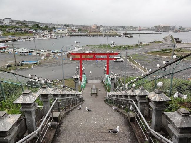 ここでの目的は最近ブームという蕪嶋神社のお守りを授けていただくこと。<br /><br />なんでも神社の名前にかけて「かぶあがりひょうたん御守」というのが人気らしい。<br /><br />ご利益はもちろん株が上がるということらしい。ということで株業界の方に絶大なる人気らしい。もちろん、買いましたよ！
