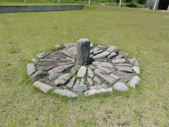 帰り道何か名所がないかな―と思いつつ運転していると「特別史跡　大湯環状列石」という看板があったので寄ってみた。<br /><br />おぉー、ストーンサークルやん！