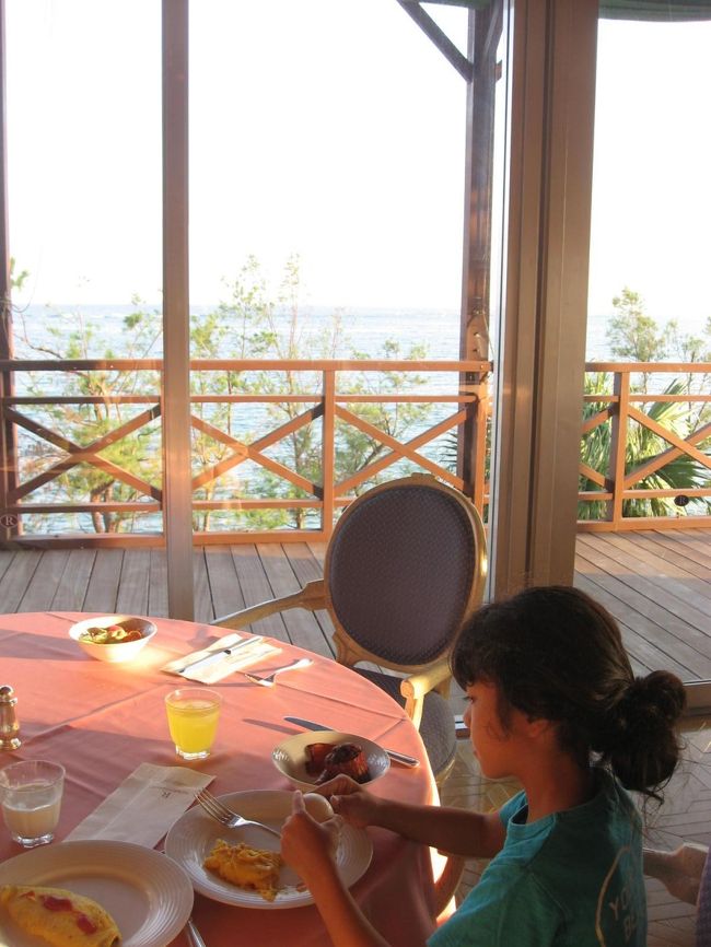 朝食は場所を変えてみました。<br />フォーシーズンです。<br />セイルフィッシュカフェの上にの階にあります。<br />開店時間の前に並び、またもや１番乗り。<br /><br />窓からは海が見えます。<br />こちらは洋食です。<br />こちらでも自分の好きな卵料理を目の前で作ってもらます。<br />セイルフィッシュカフェより席が少ないので、すぐに満席になりました。<br />