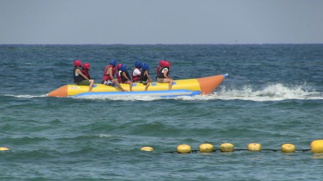 長女とパパはドラゴンボートに乗りました。<br />昨日のジェットスキーで怖い思いをした長男と次女はパスしました。<br /><br />そんなにスピードは出さないので振り落とされることもなく、怖くはないそうです。<br />ジェットスキーを１番最初にしたのが失敗だったかな・・・。<br />ドラゴンボートもクラブサビーで無料です。<br />