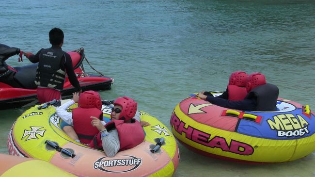 これは親子オブライエン。<br /><br />浮き輪みたいな、子供用プールのようなものに乗って引っ張られます。<br />お尻の下はすぐに海なので、波がダイレクトに伝わってきます。<br />これもそんなにスピードは出さないので怖くなかったです。<br />長男はこれも乗れずに浜辺で遊んでいました。<br />親子オブライエンもクラブサビーで無料でした。<br />