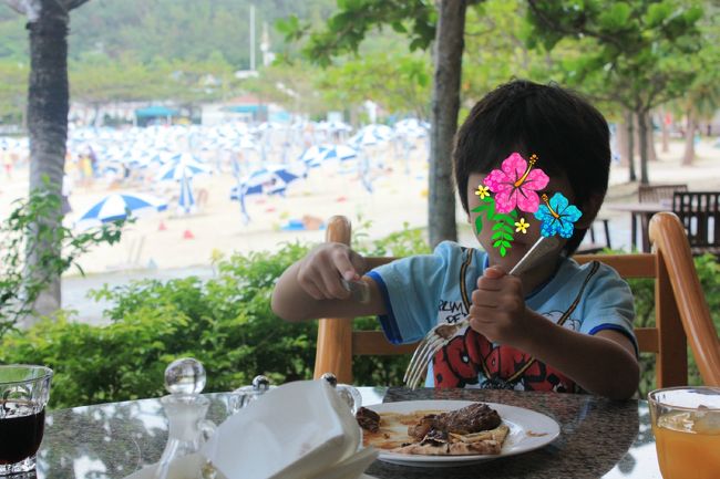 ずーっと食べ放題なので、ずっとおなかいっぱい。<br />でも食べます。<br />お昼も無料です。<br />