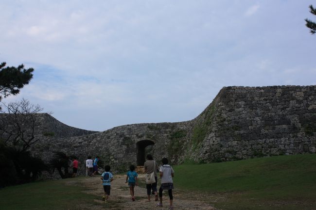 座喜味城跡へ。<br />世界遺産です。<br /><br />城壁の内側は芝生の広場になっているため、次女は世界遺産で側転してました・・・。<br />