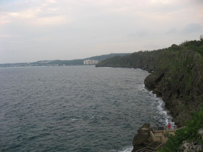 青の洞窟のある真栄田岬へ。<br />泊まっているルネッサンスが見えます。<br />