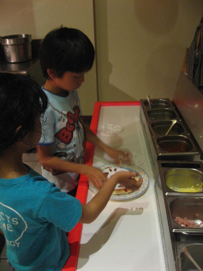 子供たち、自分で作るピザにトッピング中。<br />窯で焼いてくれます。<br />