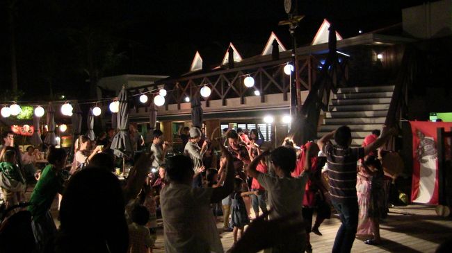 外ではエイサーをやっていました。<br />見に行ったときには終わりごろで、すぐにカチャーシーに。<br />お客さんもみんな踊ってます。<br />