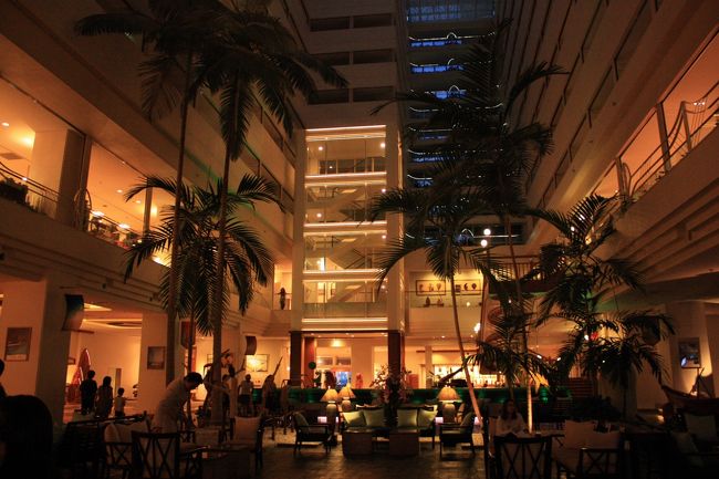 夜のロビー。<br />ラウンジではピアノの生演奏もありました。<br />