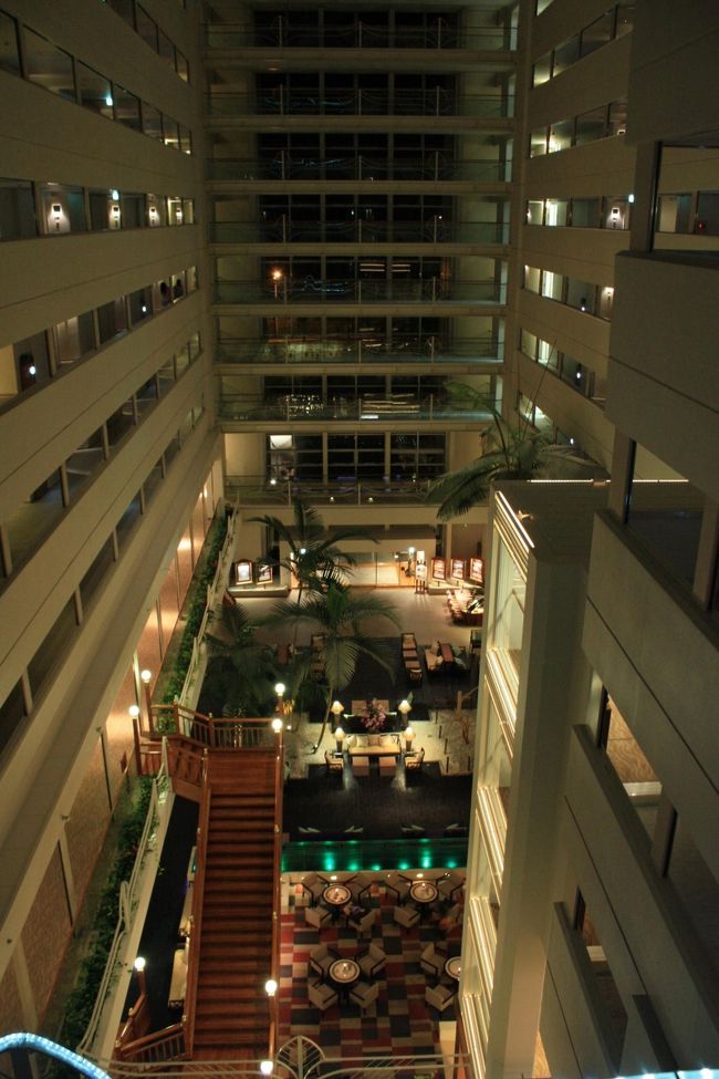 上からの眺め。<br /><br />各階にランドリーがあります。<br />洗濯も乾燥も無料でした。<br />洗剤も置いてありました。<br />洗濯ピンチハンガーもありますが、夜はみなさん洗濯しているようで、空いているのを探すのが大変でした。<br />洗濯物はバルコニーに干せます。<br />