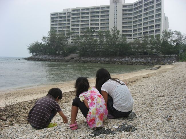 プライベートビーチの反対側のビーチへ来てみました。<br />部屋から見える側、真栄田岬側です。<br />珊瑚がいっぱい落ちています。<br />やどかりもいっぱい。<br />