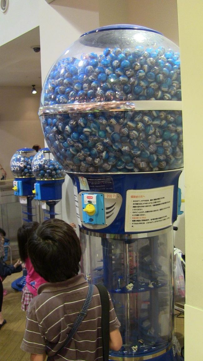 巨大ガチャ。<br />友達へのおみやげにガチャガチャしてます。<br />