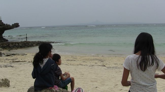 マナティー館の横の階段を下りてビーチへ。<br />道の駅で買ってきたお弁当を食べました。<br />エメラルドビーチが見えます。<br />天気が良ければ伊江島がキレイに見えるだろうなぁ。<br />