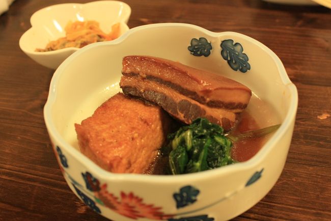 途中で夕飯を食べたかったのですが、帰りの車で子供たちが寝てしまいました。<br />ホテルの近くまで戻ってきてからお店探し。<br />ガイドブックに載っている人気のお店はいっぱいで入れず。<br />何の情報もないまま、リザンシーパークホテル前の琉球亭へ。<br /><br />観光客もいましたが、地元の人が大勢来ていました。<br />ホテル以外で初めて沖縄料理を食べましたが、とてもおいしかったです。<br />次女はラフテーと海ぶどうが気に入ったようです。<br />