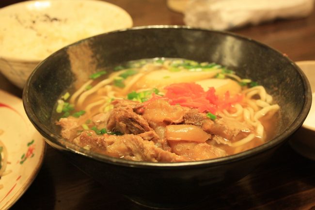 沖縄そばも食べました。<br />ホテルのバイキングでしか食べていなかったので、初めてきちんとした沖縄そばでした。<br />とてもおいしかったです。