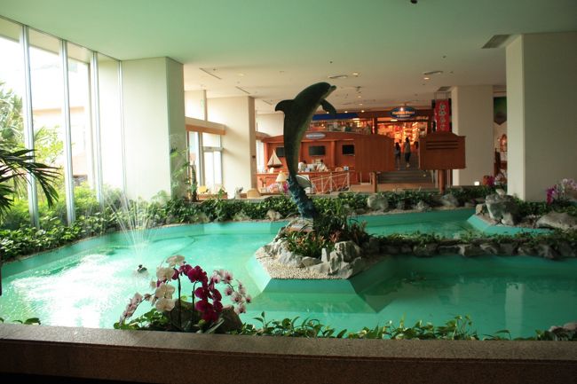 ロビーには噴水があります。<br />噴水の向こう側にあるのが、マリンカウンターです。<br />マリンカウンターの後ろがおみやげ屋さん。<br />おみやげ屋さんの前を通り抜けるとロッカーとシャワールームがあります。<br />そしてそのままプールへつながっています。<br /><br />シャワーは他にプール横の屋外、そして屋外プール近くにロッカーとシャワーがありました。<br />ロッカーは無料でプールやビーチからも比較的近いので、カメラや貴重品を出し入れするのに便利でした。<br />