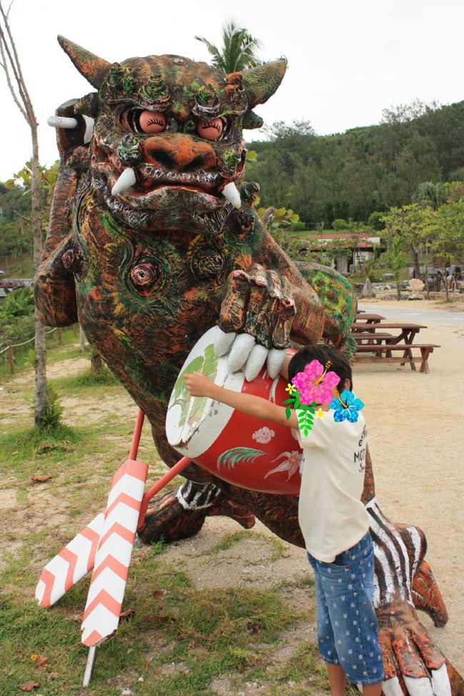 ホテルからドルフィンラグーンへ向かうところに大きなシーサーがあります。<br />