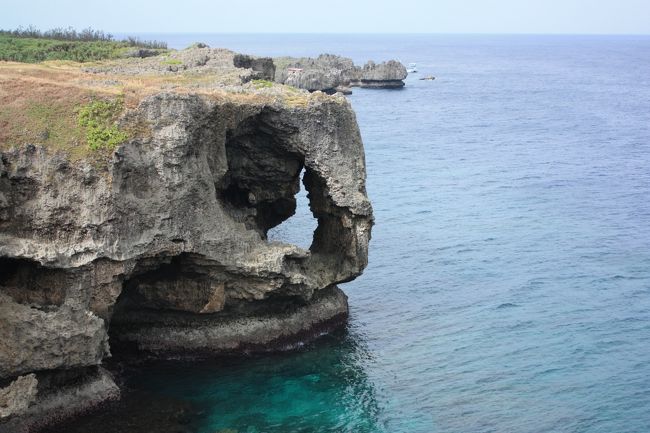 ホテルをチェックアウトして、万座毛へ行きました。<br />駐車場へ入るのに少し渋滞しましたが、出入りが多いのですぐに駐車できました。<br />駐車場にはおみやげ屋さんがたくさん並んでいます。<br />