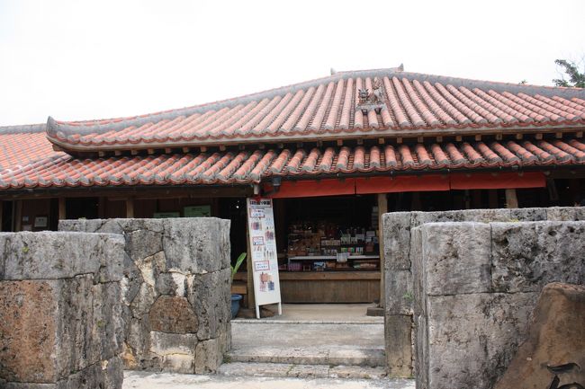 玉泉洞を出ると沖縄の街並みが再現されています。<br />中では工芸体験ができます。<br />そして延々とおみやげ屋さんの中を歩かされます・・・。<br /><br />エイサーを見たり、白ヘビに触ったりもしました。<br />