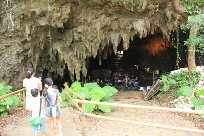 おきなわワールドの向かい側にあるガンガラーの谷へ。<br />時間があったらツアーに参加したかったのですが今回は断念。<br />入口のケイブカフェは素敵な空間でした。<br />