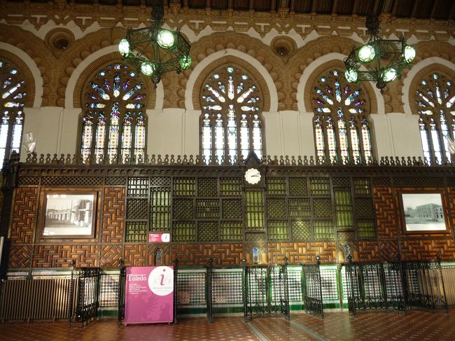 トレド駅の内部。ウェブでＡＶＥを予約したため、到着したＡＶＥを１本見送りました。あらかじめ予定を立てると、こういうとき、融通がききませんがやむを得ないです。<br /><br />マドリッドに帰ってきて「バル」をさがしましたが、お目当ての店（メゾンドチャンピニオン）はクリスマスで閉店中です。やむを得ず、生ハムのバルに行きましたが、店じまいの支度で何も食べずにホテルに帰りました。<br /><br />よく考えれば、ホテルで食べればよかったです。部屋を昨日のダブルから替えてもらって、ツインの部屋に移りました。こっちの方がひろくていいです。