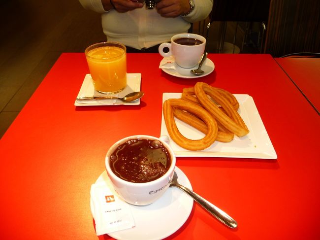 生オレンジジュースとホットチョコ、チュロスです。<br /><br /><br />これ、スペインの名物なんですね。今日は初日でよくわからなかったのですが、「サンヒネス」というチュロスの名店で後日またいただきました。