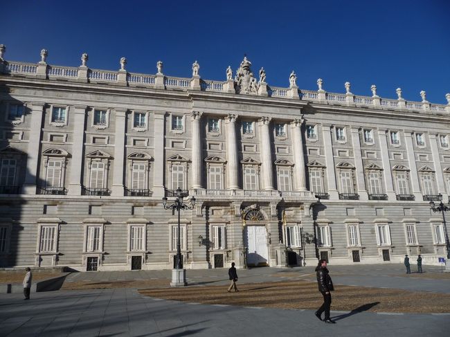 １２月２６日（日）<br />今日はちょっと多忙なスケジュールです。<br /><br />午前中はプラド美術館、ランチは昨日休みだった「メゾン・ド・チャンピニオン」に再挑戦。<br /><br />午後は、アウトレットの「ラス・ロサス・ビレッジ」に路線バスで移動してショッピングです。<br /><br />写真は王宮です。時間がなかったので、外観だけをパシャ。