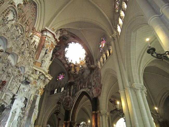 トレド大聖堂の内部。<br /><br />クリスマスのため、入場できる建物が少ないなか、貴重な見学可能な聖堂です。<br /><br />豪華な内装に圧倒されますね。